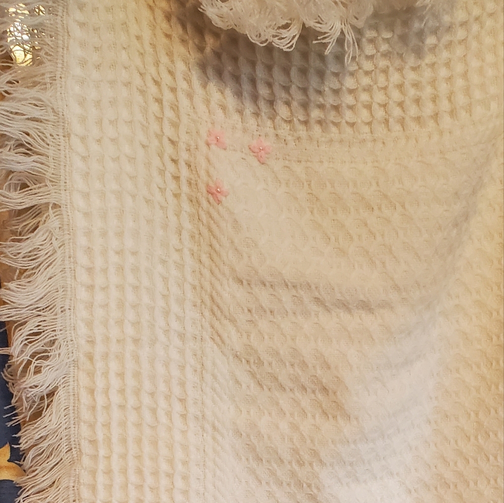 Vintage Baby Blanket With Pink Flowers - Picture 3 of 3